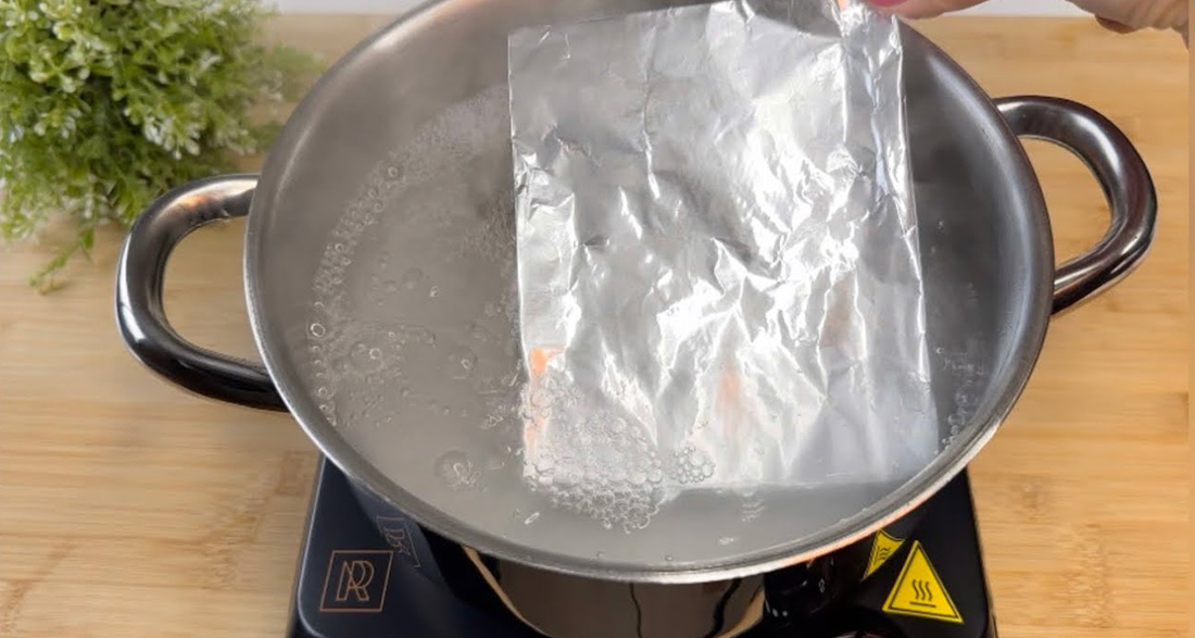 Put a Sheet of Aluminum Foil in Boiling Water, Even Wealthy People Do This: The Reason