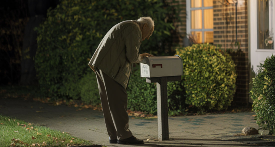 Elderly Neighbor Spent a Night Putting Something in All Our Mailboxes – We Called a Meeting After Seeing What Was Inside