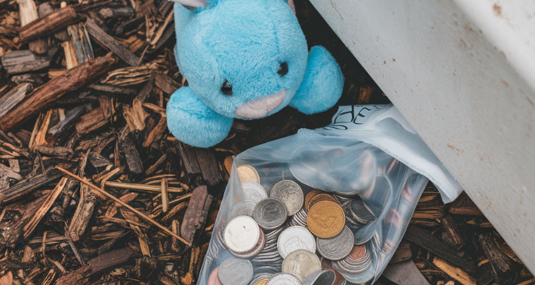 Neighbor’s Little Daughter Left a Weird Gift for Me under the Fence – When I Saw What Was Inside, I Went Pale