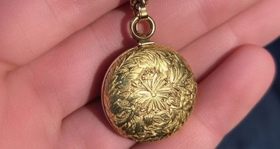 Old Lady Sees Late Mothers Pendant at Flea Market, I ll Pay Double Its Price She Suddenly Hears