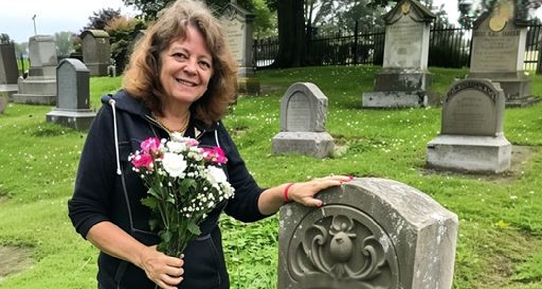 Old Woman Brought Sons Favorite Pastry to His Grave and Found Note Upon Her Return