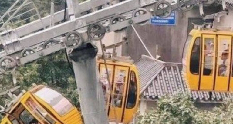 Cable car door opens, 34-year-old female tourist f.all.s out