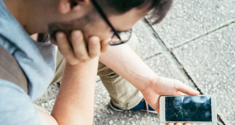 Man Finds a Smashed Phone on the Roadside—When He Inserts the SIM Card Into His Own Phone and Calls ‘Daughter,’ His Heart Stops