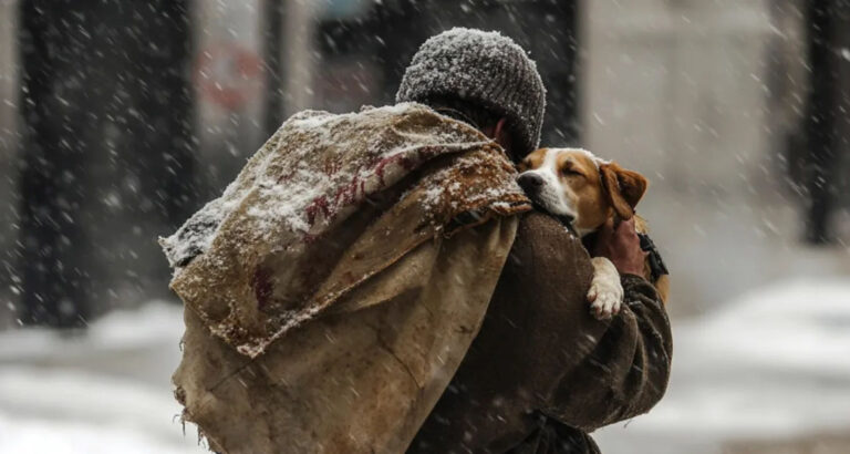 I Bought Shawarma and Coffee for a Homeless Man – He Gave Me a Note That Changed Everything