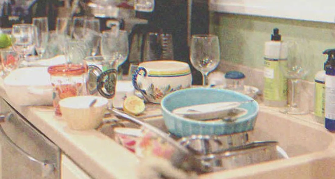 On Valentine’s Day, Man Mocks Wife for Dirty Dishes Ignoring Her Gift, Opens It after Her Death — Story of the Day