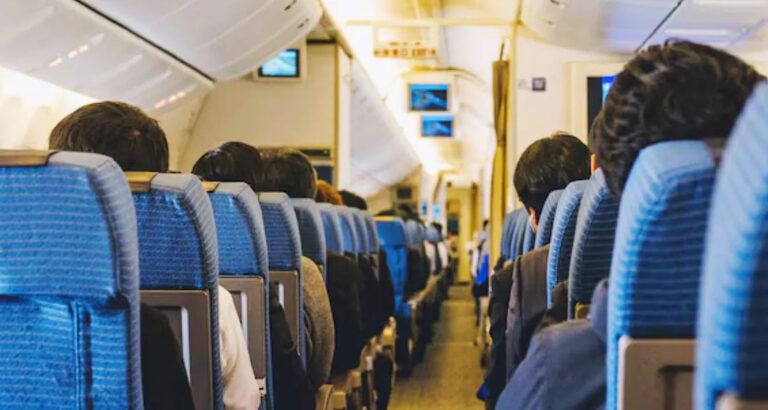 Business Class Passenger Mocked Me For Looking ‘Homeless’ — By The Time We Landed, The Entire Cabin Gave Me A Standing Ovation