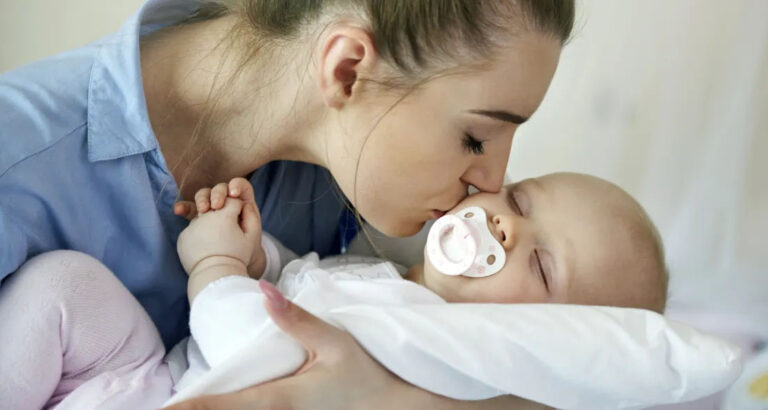 I Was About to Be Kicked Out of a Café Because of My Baby’s Crying – But Unexpectedly, Men from the Line Stepped In