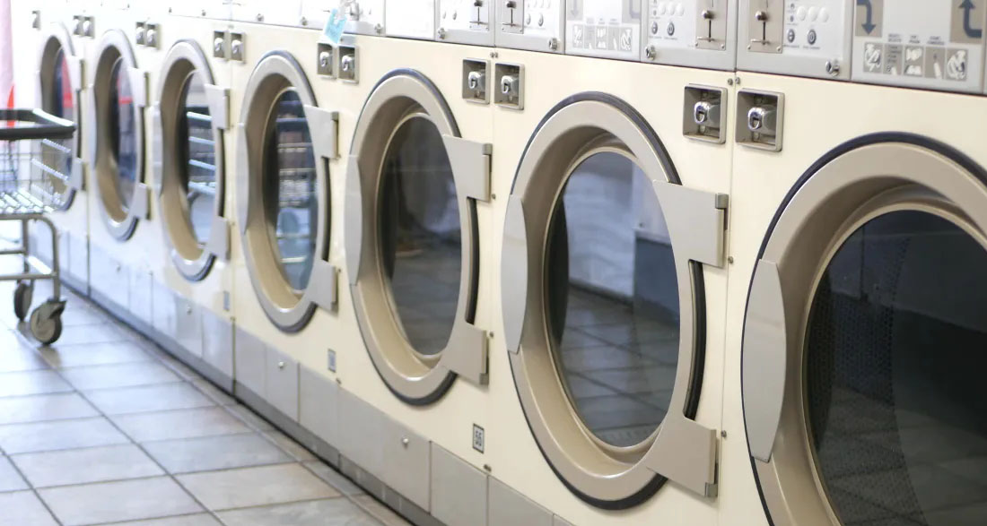 Every Christmas, My Mom Fed a Homeless Man at Our Local Laundromat – but This Year, Seeing Him Changed Everything