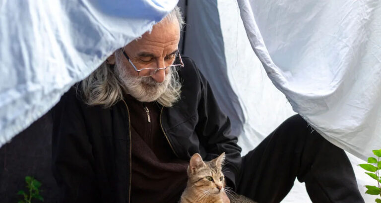 He Lost Everything but Clung to the Cat His Children Named – Until My Friend Found Him Collapsed One Night