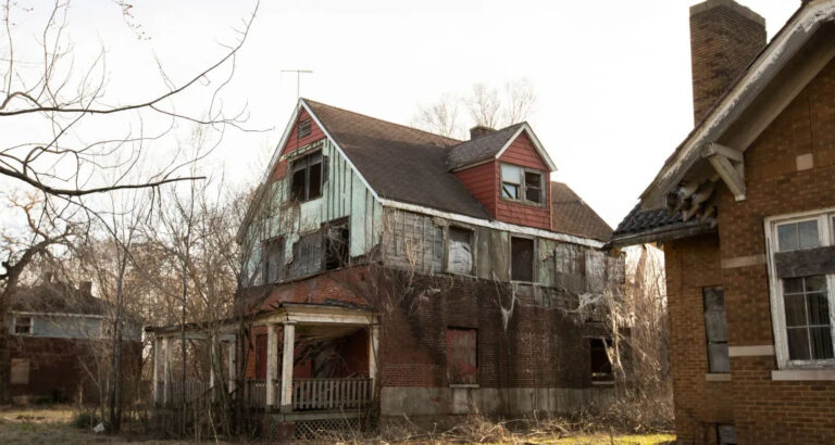Little Girl Brought Food to Elderly Woman for 3 Years – On Her 18th Birthday, She Received a Reward