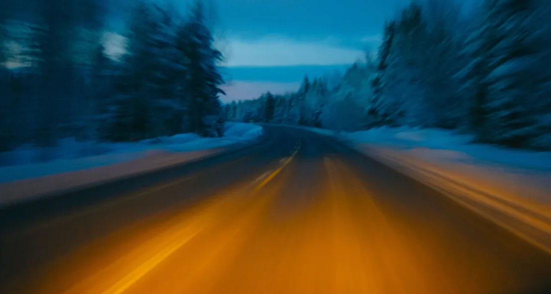 On Christmas Eve, My Car Tire Blew on a Desert Highway – Nearby, I Found a Hatbox That Changed My Life Forever