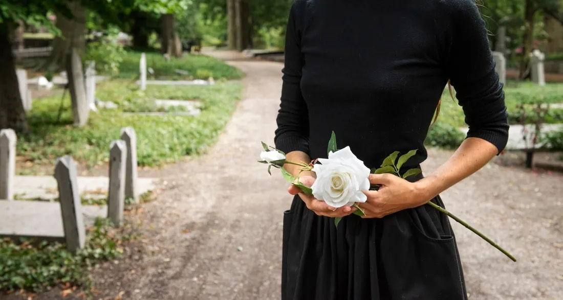 At My Grandma’s Funeral, I Saw My Mom Hiding a Package in the Coffin — I Quietly Took It & Was Stunned When I Looked Inside