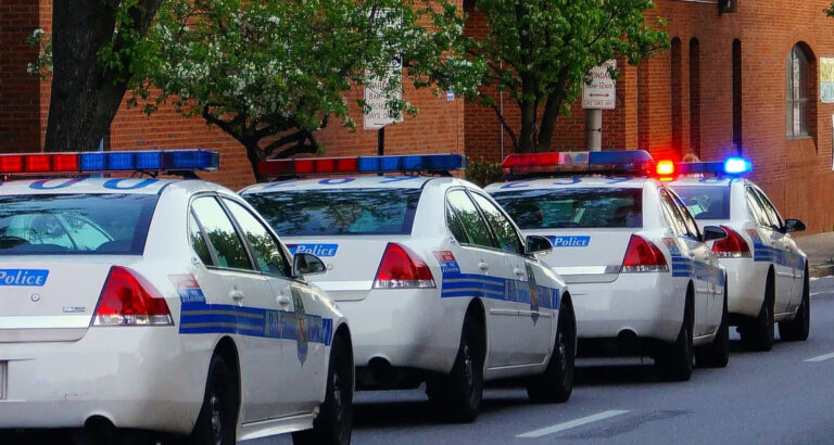 I Found a Diamond Ring in a Washing Machine I Bought at a Thrift Store – Returning It Led to 10 Police Cars Outside My House