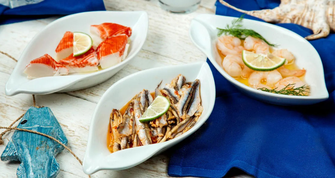 My Fiancé Treated Me to an Exclusive Seafood Dinner – When the Bill Came, He Pulled a Fly from His Pocket to Avoid Paying, but Karma Struck Him Moments Later