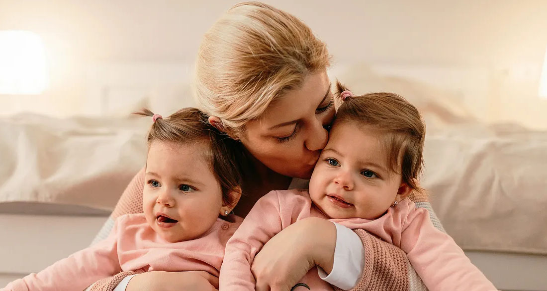 My Husband Kicked Me Out with Our Twin Daughters – 15 Years Later I Was Left Speechless When I Saw Him Again